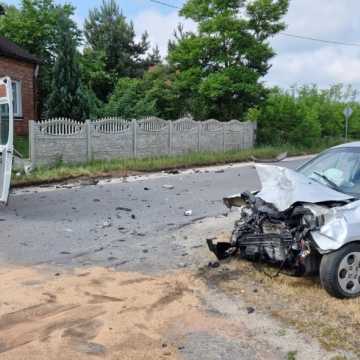 Zniszczone samochody i płot po wypadku w Cadówku