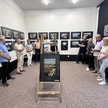 Magia przeszłości uchwycona w obiektywie: Wystawa poplenerowa w Galerii Przystanek Cooltura