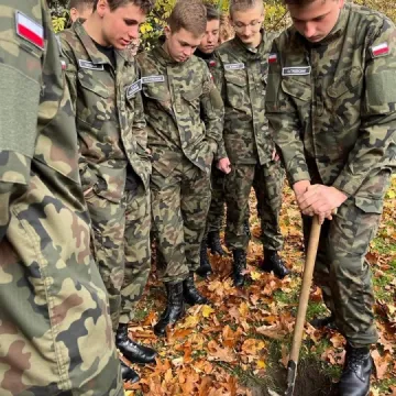 Uczniowie ZSDiOŚ w Radomsku zakopali kapsułę czasu