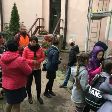 Malowanie muralu w bibliotece rozpoczęte