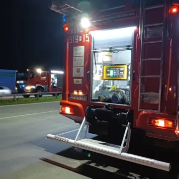 Pożar ciężarówki na A1. Nocna akcja strażaków pod Radomskiem