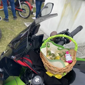 Tłumy motocyklistów i mieszkańców w Strzałkowie. Kolejna Moto Święconka za nami