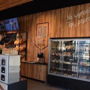 Kamieńsk z nowy centrum handlowym w centrum miasta