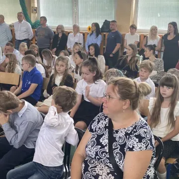 Zasłużone wakacje. Uczniowie „Jedynki” uroczyście zakończyli rok szkolny