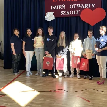 Foto budka, pokazy, poznawanie szkoły. Dzień  Otwarty w ZSP w Kamieńsku