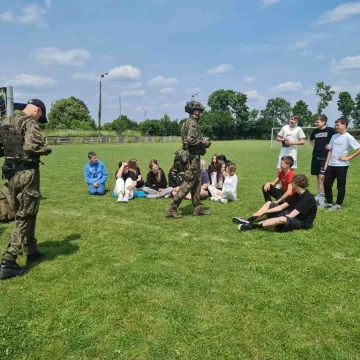 Lekcja patriotyzmu i bezpieczeństwa w ZSP w Dobryszycach