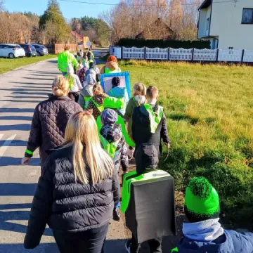Marsz odblaskowy w Szczepocicach. Uczniowie świecą przykładem