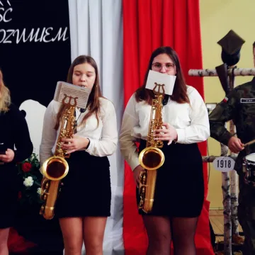 Klasy pierwsze z „Drzewniaka” złożyły ślubowanie. Wręczono wyższe stopnie