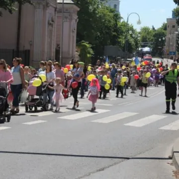 Barwny korowód z okazji Dnia Dziecka