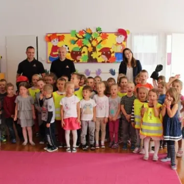 Strażacy szkolą przedszkolaków