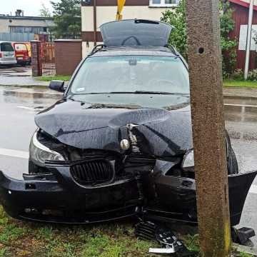 Na ul. Sucharskiego w Radomsku kierująca BMW uderzyła w przydrożny słup