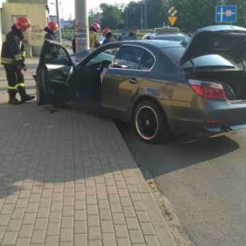 BMW uderzyło w słup energetyczny na ul. Sierakowskiego