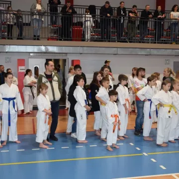 Karatecy na tatami na turnieju w Radomsku