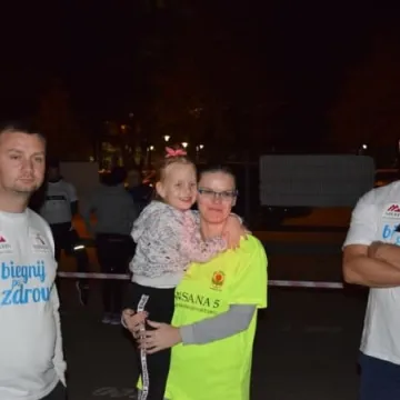 Nocne bieganie po placu targowym 