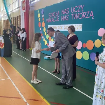 Zasłużone wakacje. Uczniowie „Jedynki” uroczyście zakończyli rok szkolny