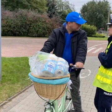 Rowerzyści i piesi w Radomsku otrzymali kamizelki odblaskowe