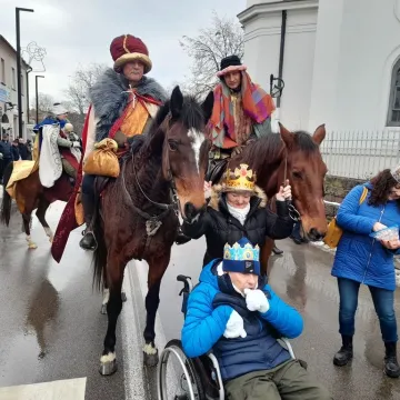 Orszak Trzech Króli 2025 w Radomsku. „Kłaniajcie się królowie!”