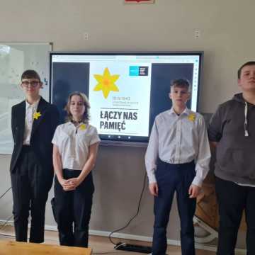 Uczniowie z gminy Dobryszyce wzięli udział w akcji ,,Żonkile-łączy nas pamięć’’