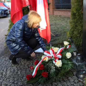 Kwiaty pod Macewą w Radomsku z okazji Międzynarodowego Dnia Pamięci o Ofiarach Holocaustu