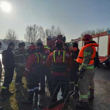 Człowiek pod wodą! Ćwiczenia ratownicze strażaków z Radomska na Folwarkach