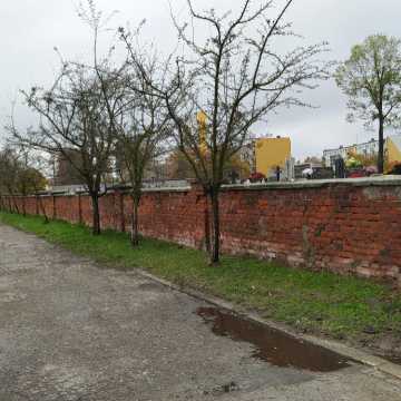 Cmentarze w Radomsku zostały zamknięte. Kwiaty i znicze pod cmentarną bramą