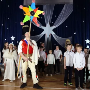 Szkolna sala zamieniła się w koncertową scenę. Noworoczne kolędowanie w Gidlach