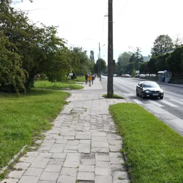 Piotrków Tryb.: na ul. Dmowskiego powstanie ścieżka rowerowa i chodnik