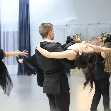 Studniówka uczniów „Drzewniaka” w Kobielach Wielkich