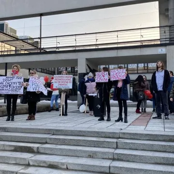 „Zjednoczeni dla Wolności” protestowali w Radomsku przeciwko rządowym obostrzeniom