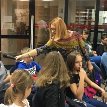 Spotkanie młodzieży z pisarką w bibliotece