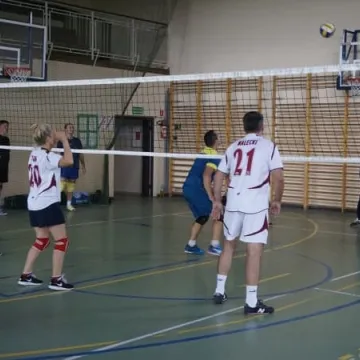 Samorządowcy grali w siatkówkę
