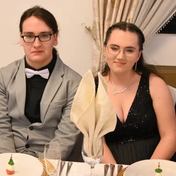 Pamiątkowe długopisy dla maturzystów. Studniówka w Liceum Ogólnokształcącym w Przedborzu