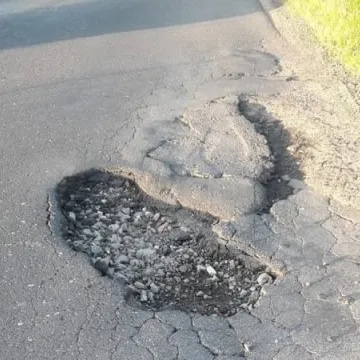 Dziura w drodze postrachem kierowców