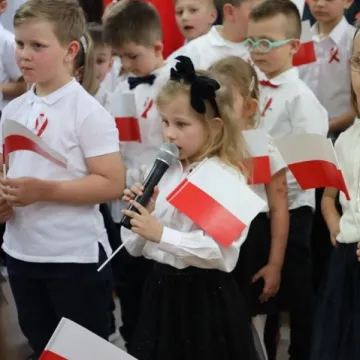 Na nowym maszcie PP4 w Radomsku powiewa już biało-czerwona flaga