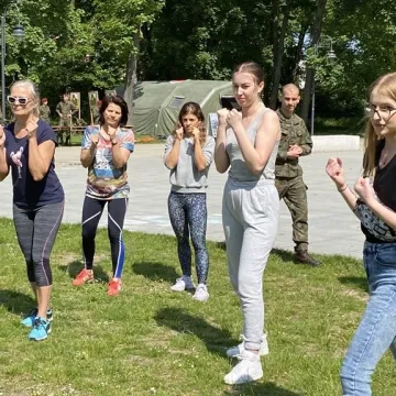 Żołnierze uczą w Radomsku kobiety podstaw samoobrony