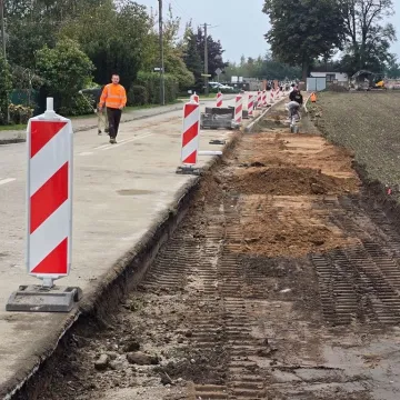 Więcej miejsc parkingowych przy cmentarzu w Kamieńsku już niebawem