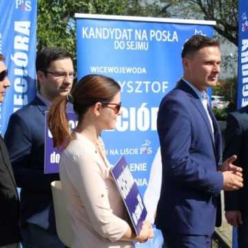 Sekretarz stanu Marcin Ociepa zachęcał w Radomsku do głosowania na Krzysztofa Cieciórę