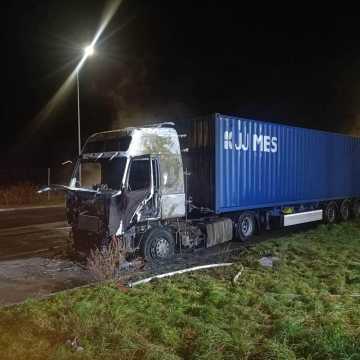 Ciężarowe volvo stanęło w ogniu na MOP w Stobiecku Szlacheckim