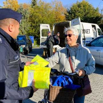 Dla poprawy bezpieczeństwa. Elementy odblaskowe od radomszczańskiej policji i Urzędu Miasta