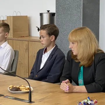 Młodzi tenisiści UMLKS Radomsko z prezentem dla prezydenta