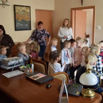 Przedszkolaki z wizytą w urzędzie miasta