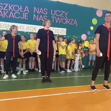 Zasłużone wakacje. Uczniowie „Jedynki” uroczyście zakończyli rok szkolny