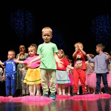 Dzieci z PP nr 9 w Radomsku wystąpiły w MDK dla mamy i taty