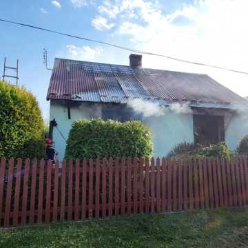 Pożar domu w miejscowości Zuzowy. Mężczyzna doznał oparzeń rąk