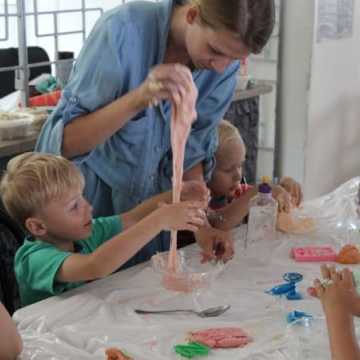 „Sensoryczne masy plastyczne”, warsztaty dla dzieci w MDK