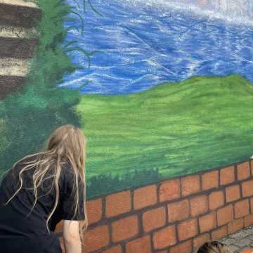Uczniowie radomszczańskiego „Ekonomika” tworzą mural z okazji 100-lecia ZSE