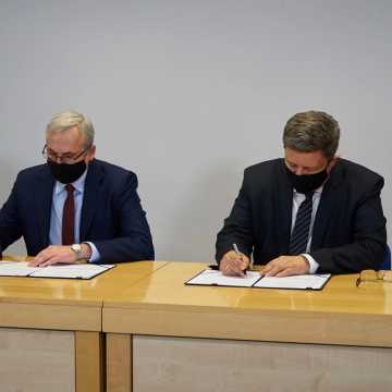 Województwo Łódzkie podpisało wieloletnie umowy z POLREGIO i Łódzką Koleją Aglomeracyjną. W siatce połączeń jest Radomsko