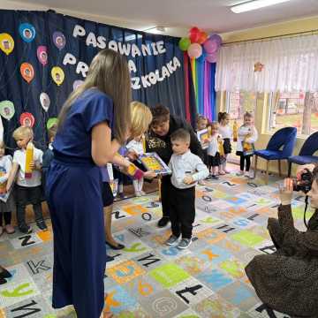 Pasowanie na przedszkolaka. Wyjątkowy dzień dla najmłodszych z przedszkola nr 4 w Radomsku