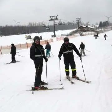 Policjanci na nartach patrolują „Górę Kamieńsk”