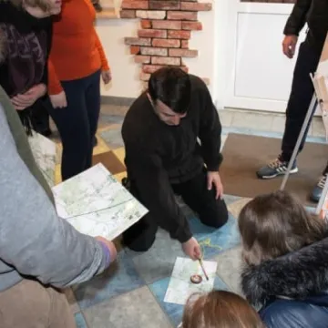 Spacer z mapą i kompasem